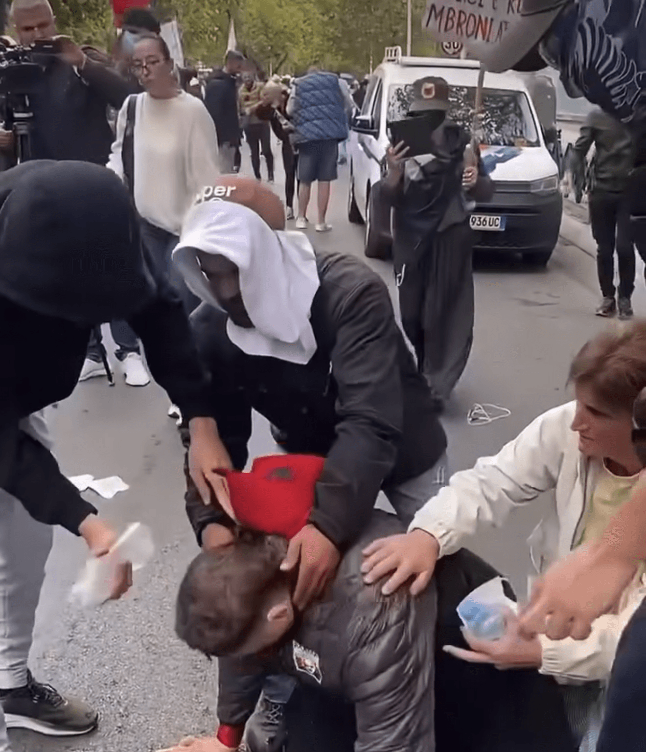 Gazi lotsjellës nuk kursen as kalimtarët, qytetarët e rastësishëm mes tymit dhe kaosit para Parlamentit