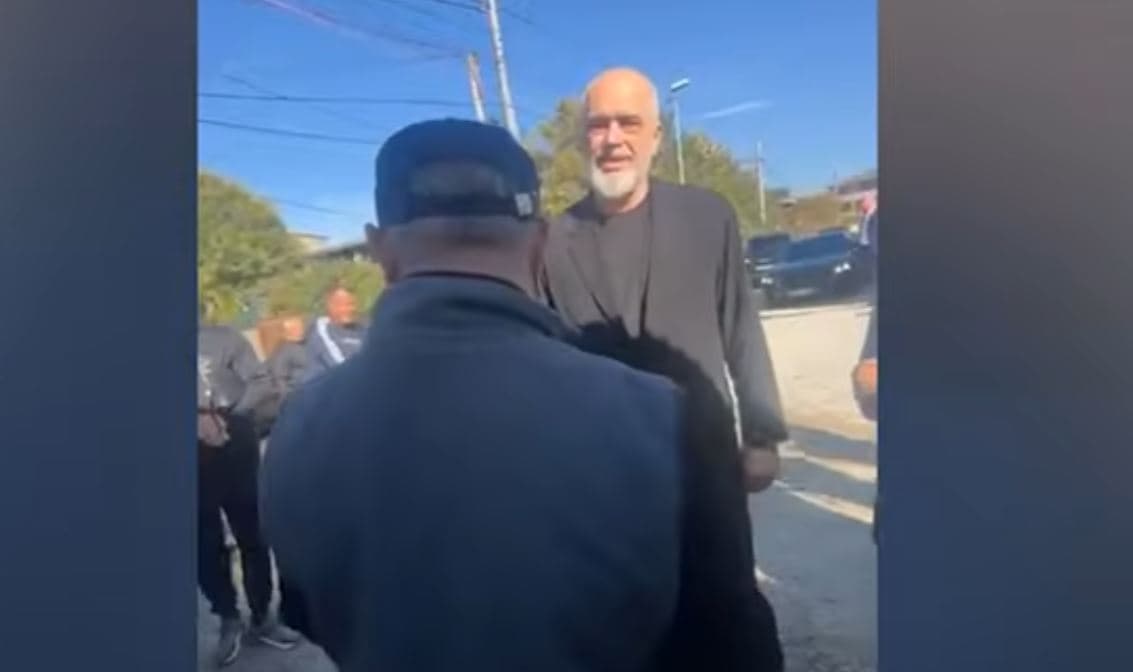 “Bën sikur na qan hallet!”/ Shkoi për vizitë në “uzinat” e KAYO-s, qytetarët ia plasin në sy Ramës: Jep dorëheqjen!