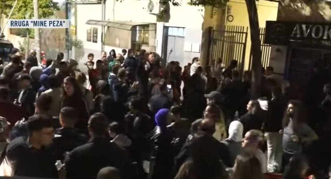 133 ditë revoltë/ Qytetarët mbërrijnë te “Blloku i Sigurisë”, thirrje në mbështetje të protestuesit të ndaluar: Lironi Turin!