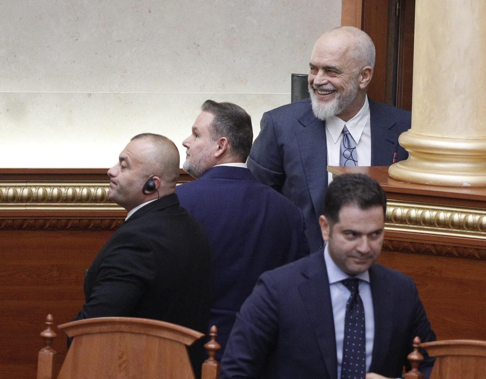 Rama largohet duke qeshur, i shoqëruar nga Demo, Braçe mbështet kokën në dorë – Spiropali nxiton të ikë. Çfarë nuk u pa gjatë votimit të “Territoriales” (FOTO)