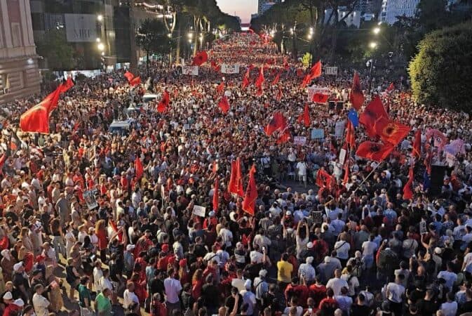 Dita e 132-të e revoltës kundër qeverisë, qytetarët nuk tërhiqen nga kërkesa për dorëheqjen e Ramës, vijojnë protestën